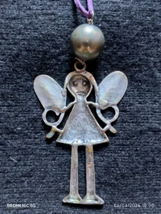 Colgante Niña Plateada con Alas