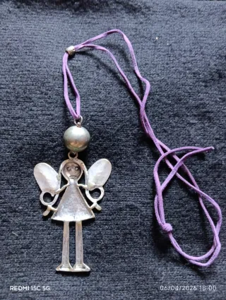 Colgante Niña Plateada con Alas
