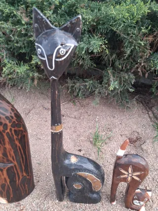 Tre gatti in legno artigianali