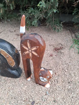 Tre gatti in legno artigianali