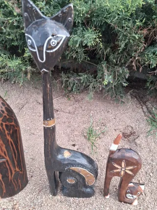 Tre gatti in legno artigianali