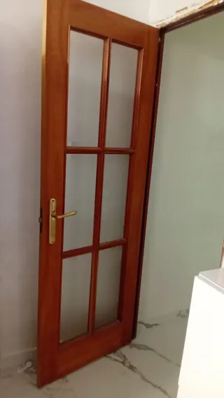 Puerta de madera con cristal