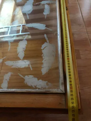 Ventana decorada con plumas