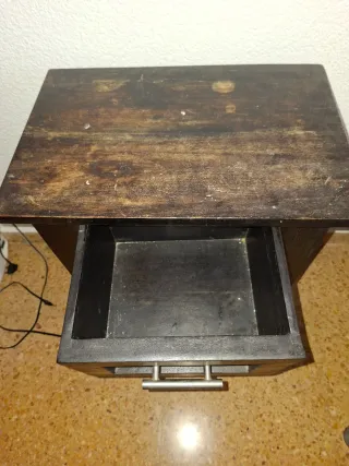 DOS mesitas de noche de madera maciza