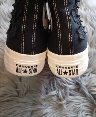 Converse All Star nere con farfalle
