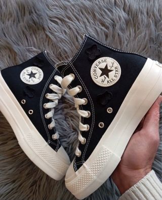 Converse All Star nere con farfalle