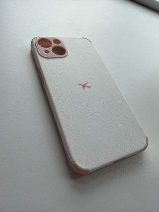 Funda iPhone 13 con avión rosa
