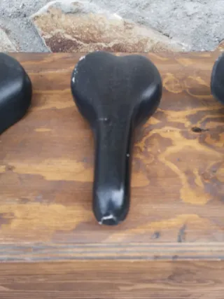 3 Sillines Antiguos de Bicicleta