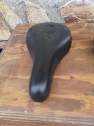 3 Sillines Antiguos de Bicicleta