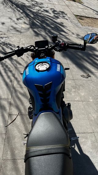 Yamaha XSR 900 azul
