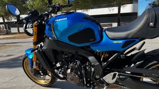 Yamaha XSR 900 azul