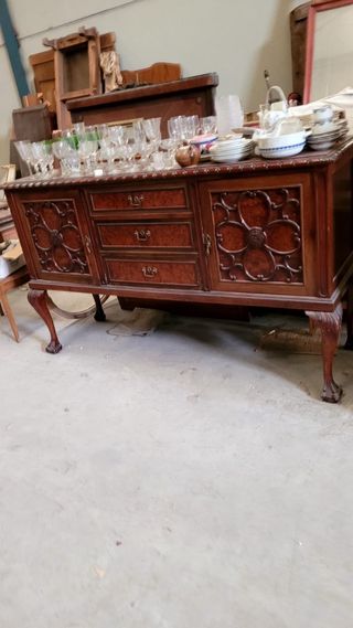 Mueble aparador antiguo de madera tallada