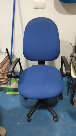 Silla de oficina azul y negra