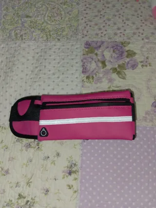 Riñonera deportiva rosa y negra