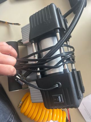 Inflador de neumáticos 12V con manómetro