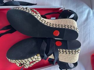 Sandalias cuña Pedro del Hierro negras y doradas