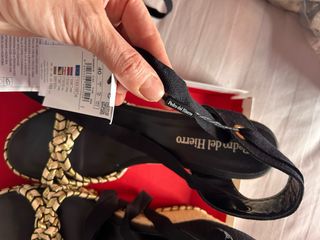 Sandalias cuña Pedro del Hierro negras y doradas