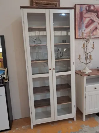 Vitrina de madera con puertas de cristal