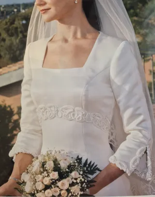 Vestido de Novia con Velo Bordado