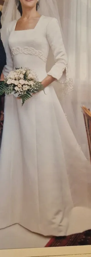 Vestido de Novia con Velo Bordado