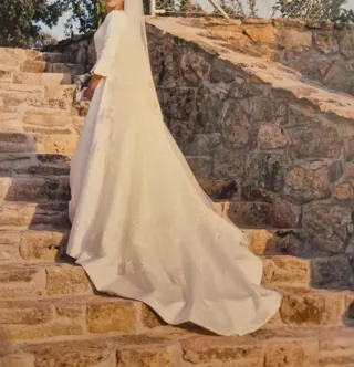 Vestido de Novia con Velo Bordado