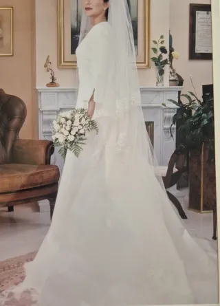 Vestido de Novia con Velo Bordado