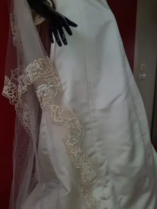 Vestido de Novia con Velo Bordado