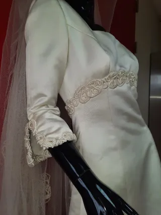 Vestido de Novia con Velo Bordado