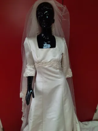 Vestido de Novia con Velo Bordado
