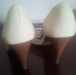 Zapatos de tacón blancos y dorados Talla 40
