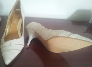 Zapatos de tacón blancos y dorados Talla 40