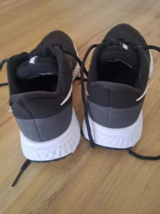 Nike Revolution 38
