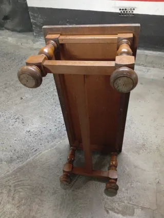 Mesa de salón de madera