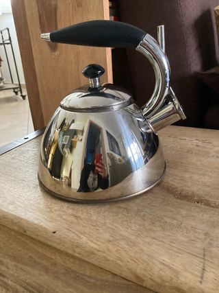 Bollitore in acciaio inox con manico nero