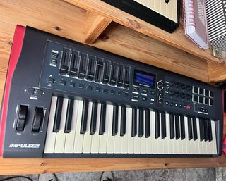 Teclado MIDI Novation Impulse 49 + Pedal