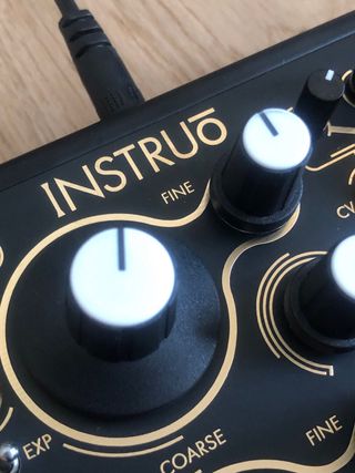 Instruo Seashell. Sintetizador semimodular