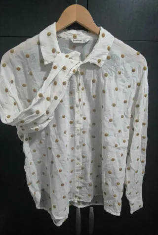 Blusa blanca con lunares dorados