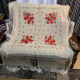 Mantón de Manila bordado flores rojas