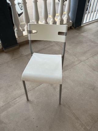 Mesa blanca con 5 sillas