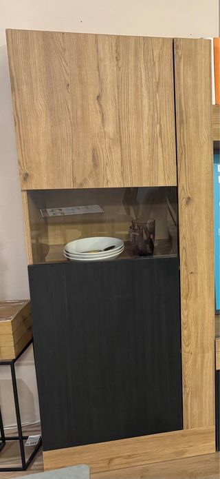 Mueble de salón moderno madera y negro.