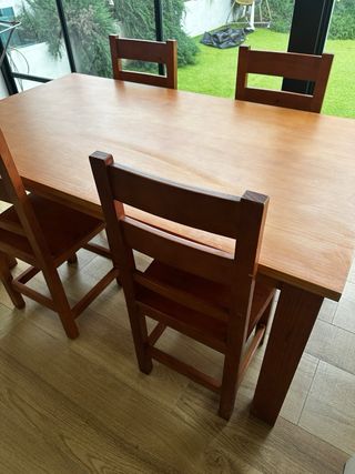 Mesa rústica de madera y 4 sillas