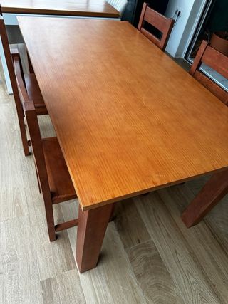 Mesa rústica de madera y 4 sillas