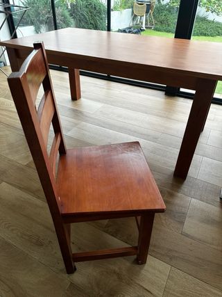 Mesa rústica de madera y 4 sillas