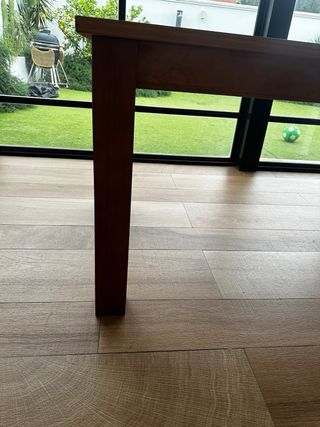 Mesa rústica de madera y 4 sillas