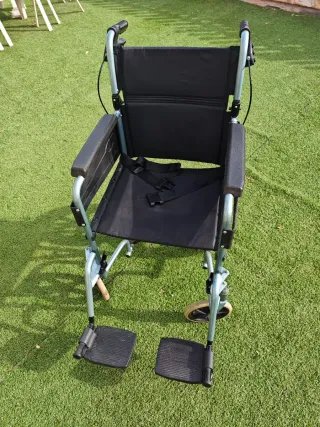 Silla de ruedas plegable ligera