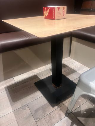 Mesas de madera y metal