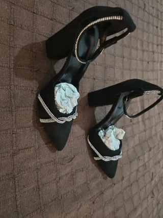 Zapatos de tacón negros con pedrería talla 37