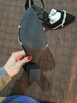 Zapatos de tacón negros con pedrería talla 37