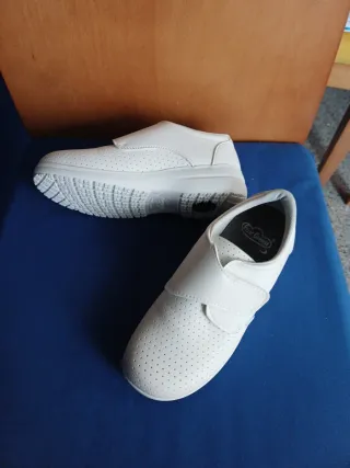 Zuecos Sanitarios Blancos