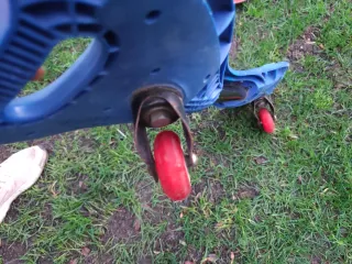 Monopatín de dos ruedas azul